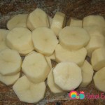 Peel and cut the potatoes into round slices.